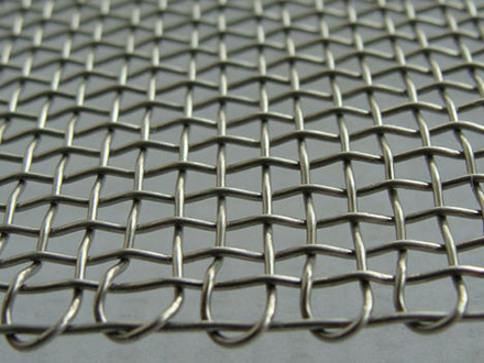 <a href=http://www.909792.com target='_blank'>軋花網(wǎng)</a>在石油鉆井平臺(tái)防護(hù)的應(yīng)用案例